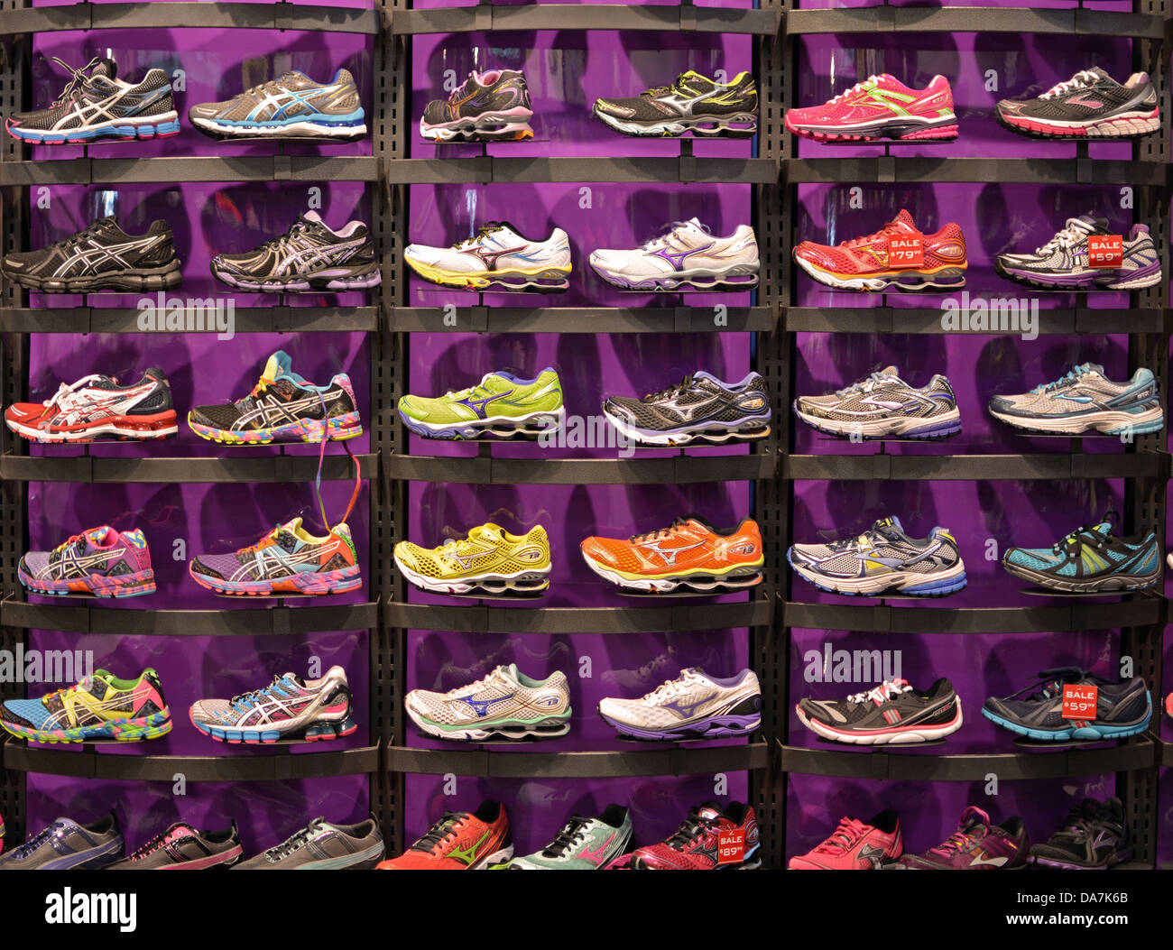 Men's athletic shoes en vente à un magasin Foot Locker sur la 14e rue au  centre-ville de Manhattan, New York City Photo Stock - Alamy