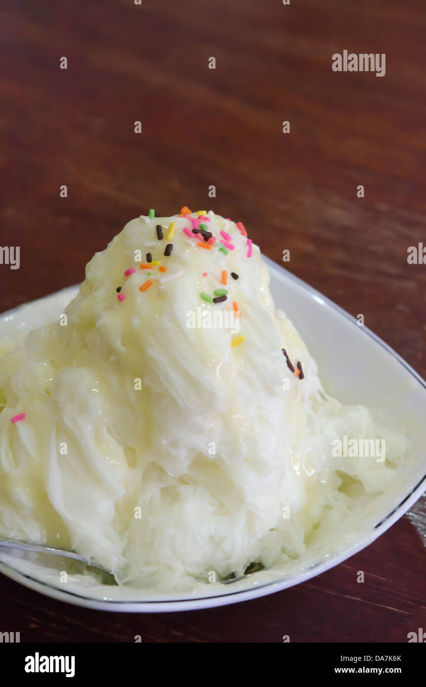 La crème glacée à la vanille dans une assiette blanche Banque D'Images