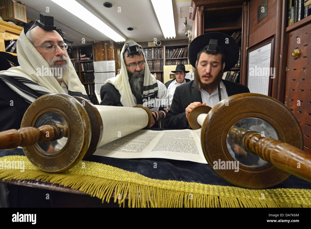 La lecture de la Torah lors de la prière du matin à l'intérieur d'une synagogue juive hassidique de Brooklyn. Banque D'Images