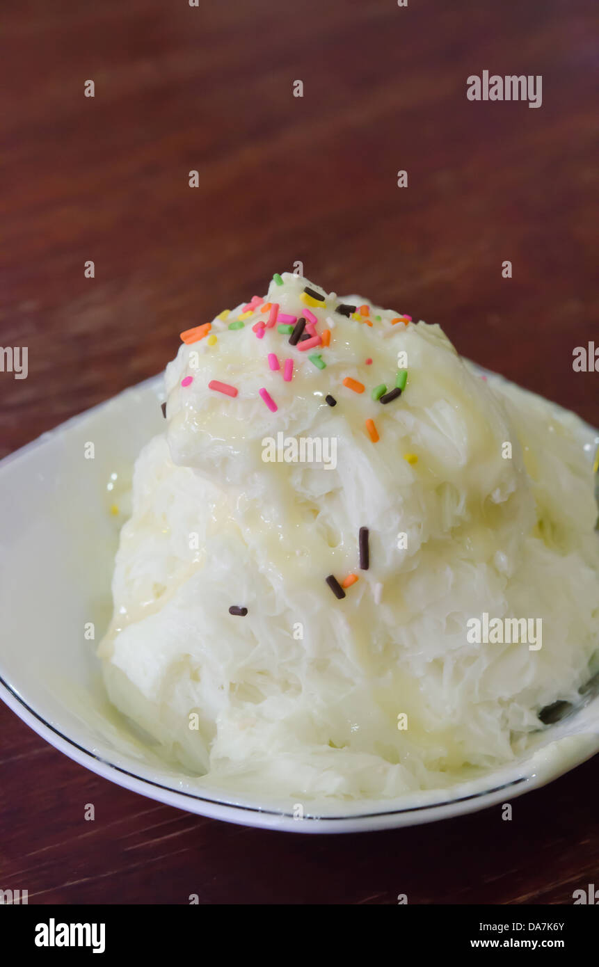 Sweet glace vanille dans une assiette blanche Banque D'Images