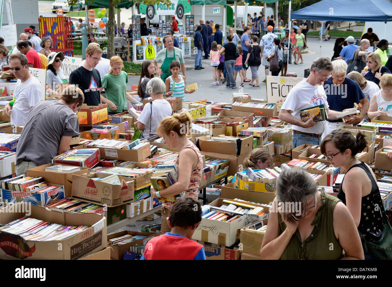 Des dizaines de clients dans les achats dans une grande vente de livres à Greenbelt, Maryland Banque D'Images