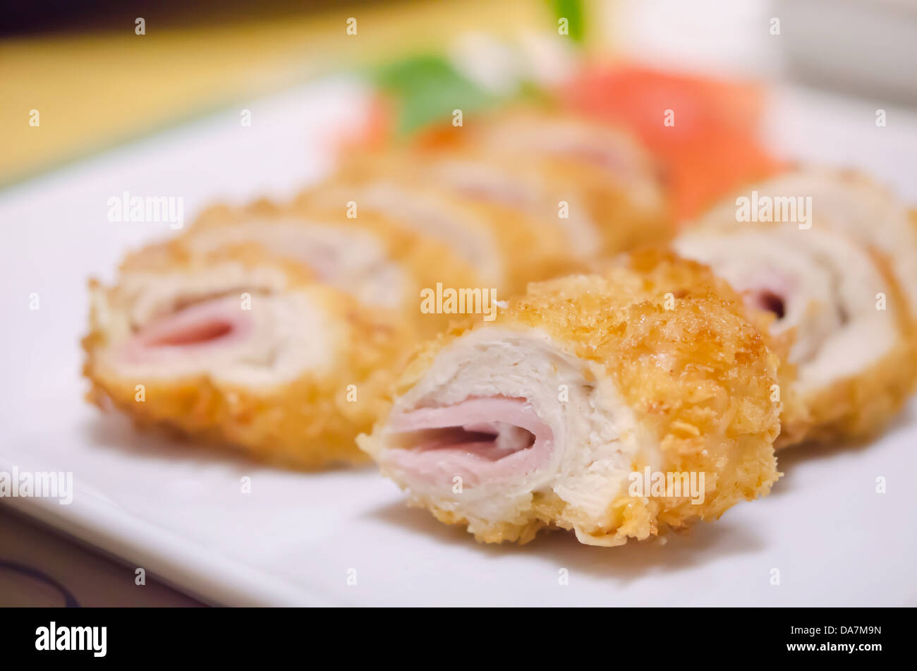 Poulet frit enroulé bacon on white plate Banque D'Images