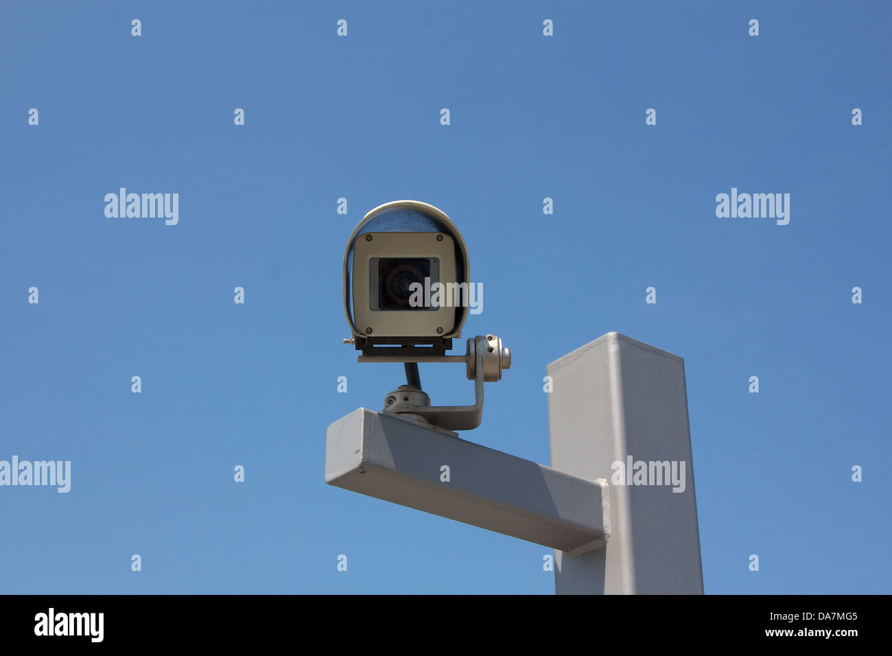 Caméra de surveillance extérieur moderne visant directement à l'intéressé. Banque D'Images