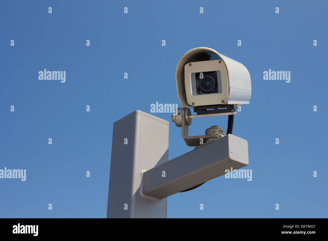 Caméra de sécurité vers la gauche avant de l'arrière-plan d'un ciel bleu clair. Banque D'Images