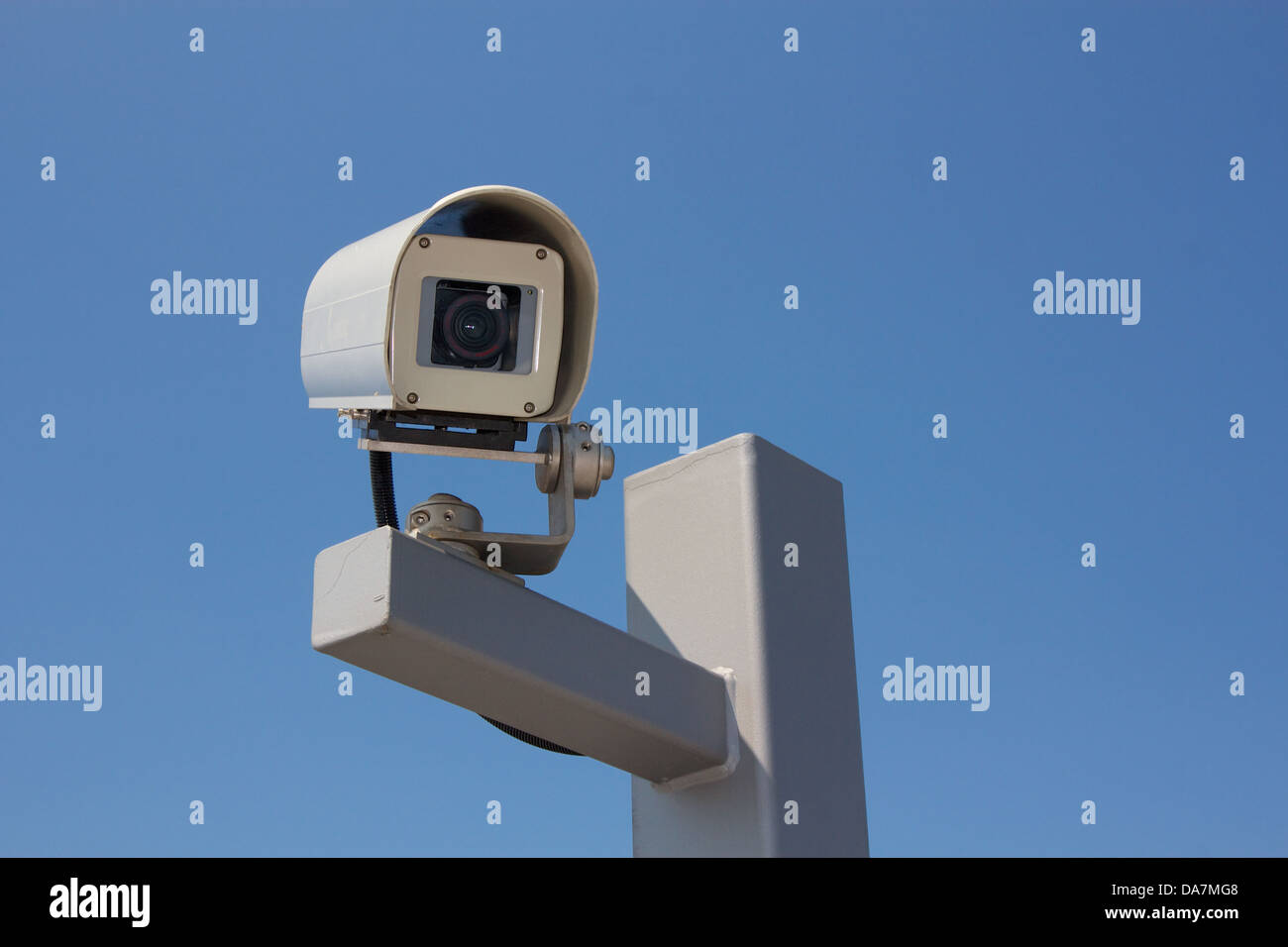Caméra de sécurité vers la droite avant de l'arrière-plan d'un ciel bleu clair. Banque D'Images