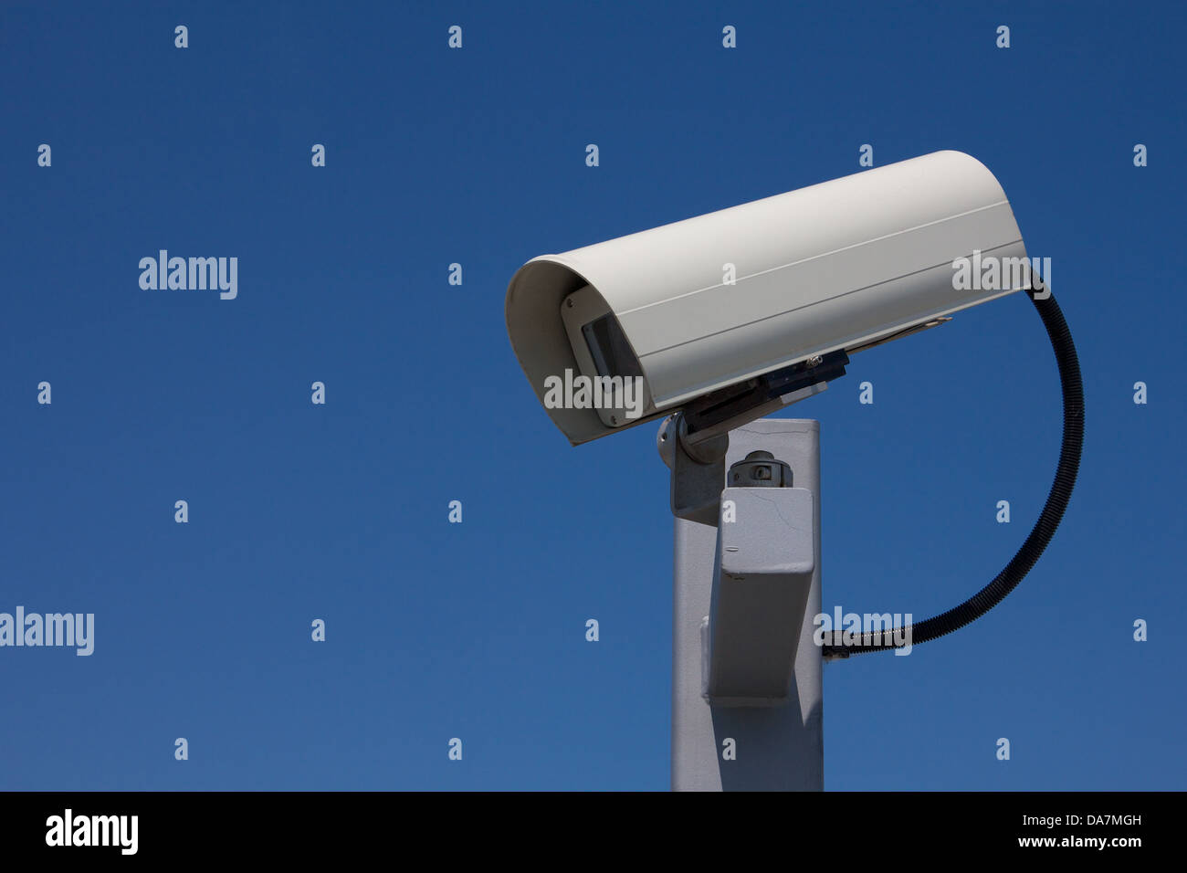 Caméra de surveillance extérieur moderne orienté vers la gauche. Banque D'Images