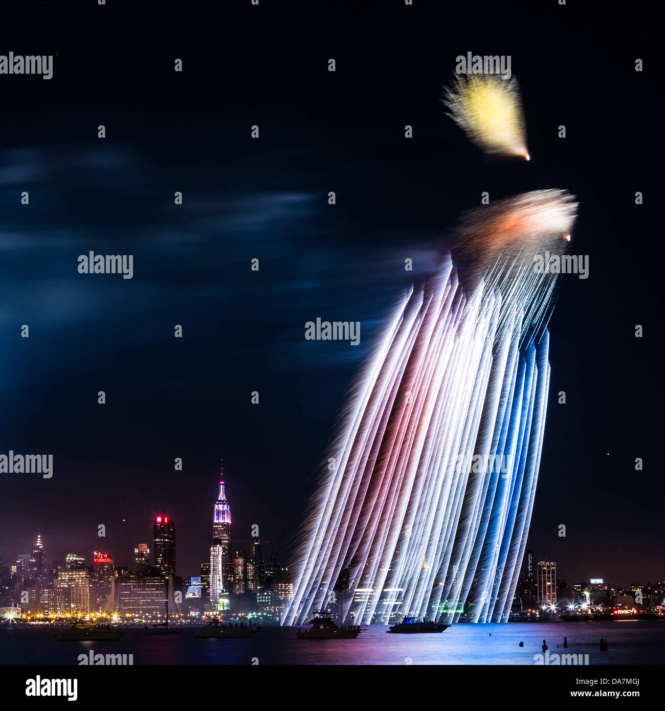 Macy's 4 juillet feu d'artifice sur la rivière Hudson à Manhattan et l'Empire State Building en arrière-plan Banque D'Images
