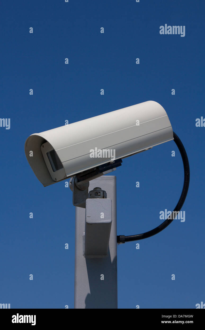 Close-up de caméra de surveillance extérieur moderne orienté vers la gauche. Banque D'Images