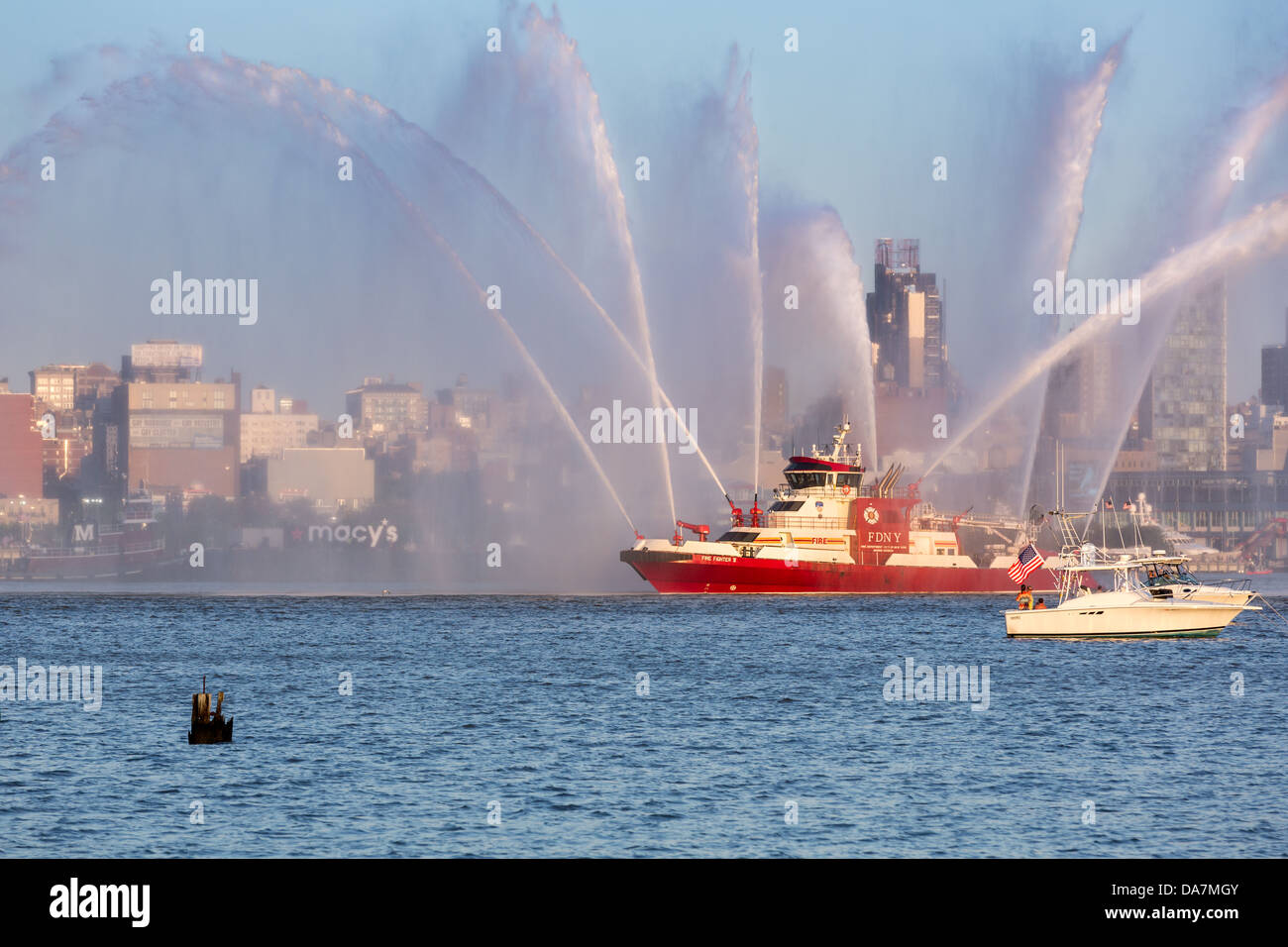 Fire Fighter fireboat défilant sur Hudson River - 4 juillet, 2013 Banque D'Images