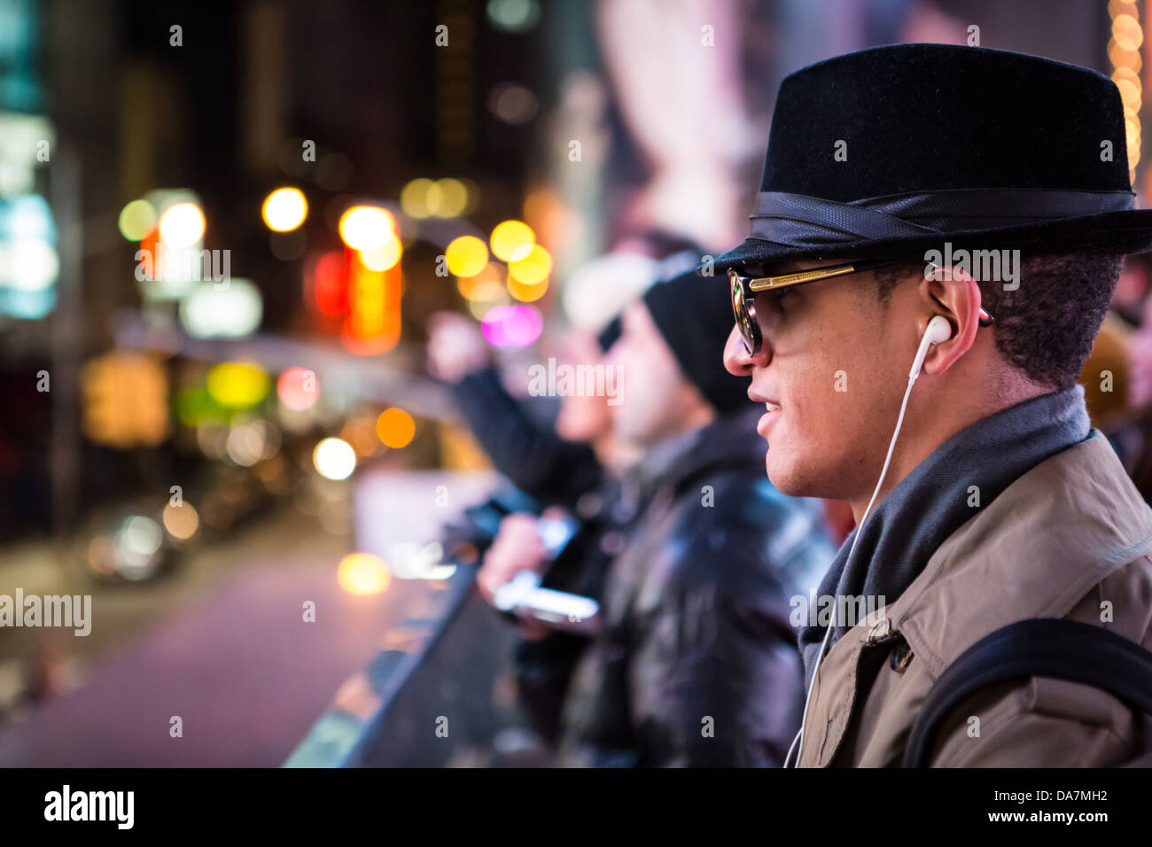 Portrait de profil d'un Times Square touristique avec les lumières de la ville en arrière-plan Banque D'Images