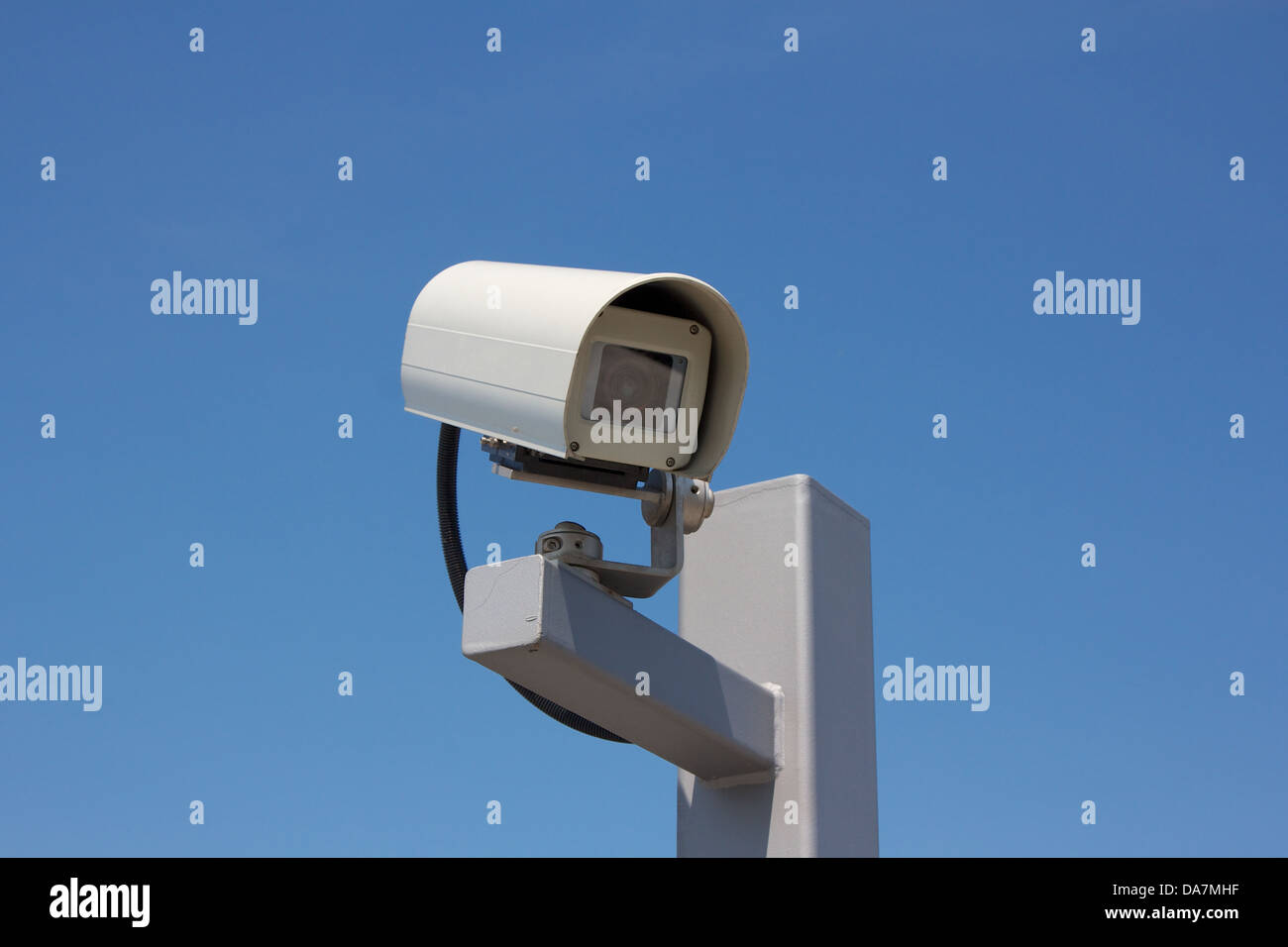 Caméra de surveillance extérieur moderne faisant face à droite. Banque D'Images