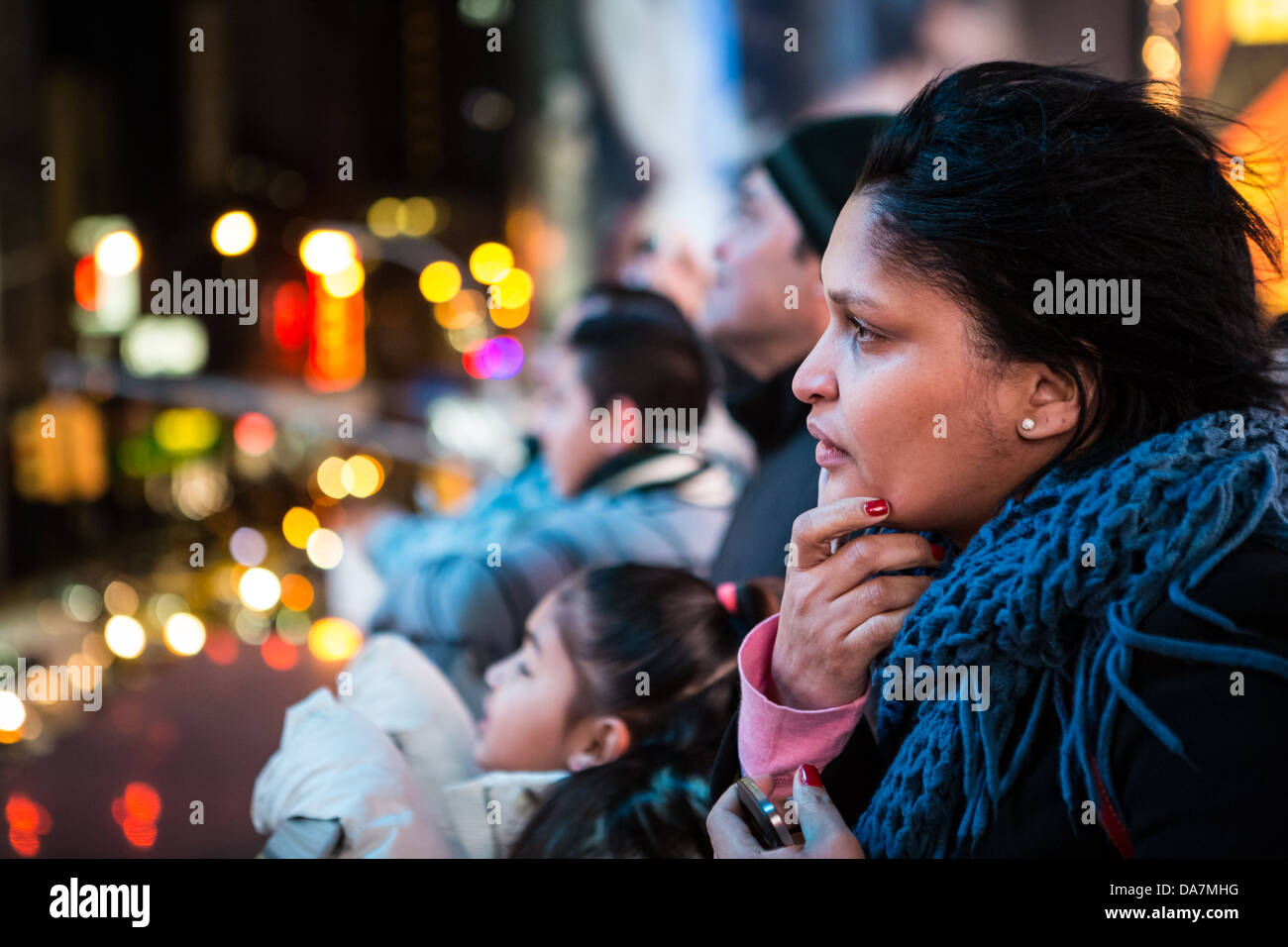 Portrait de profil d'un Times Square touristique avec les lumières de la ville en arrière-plan Banque D'Images