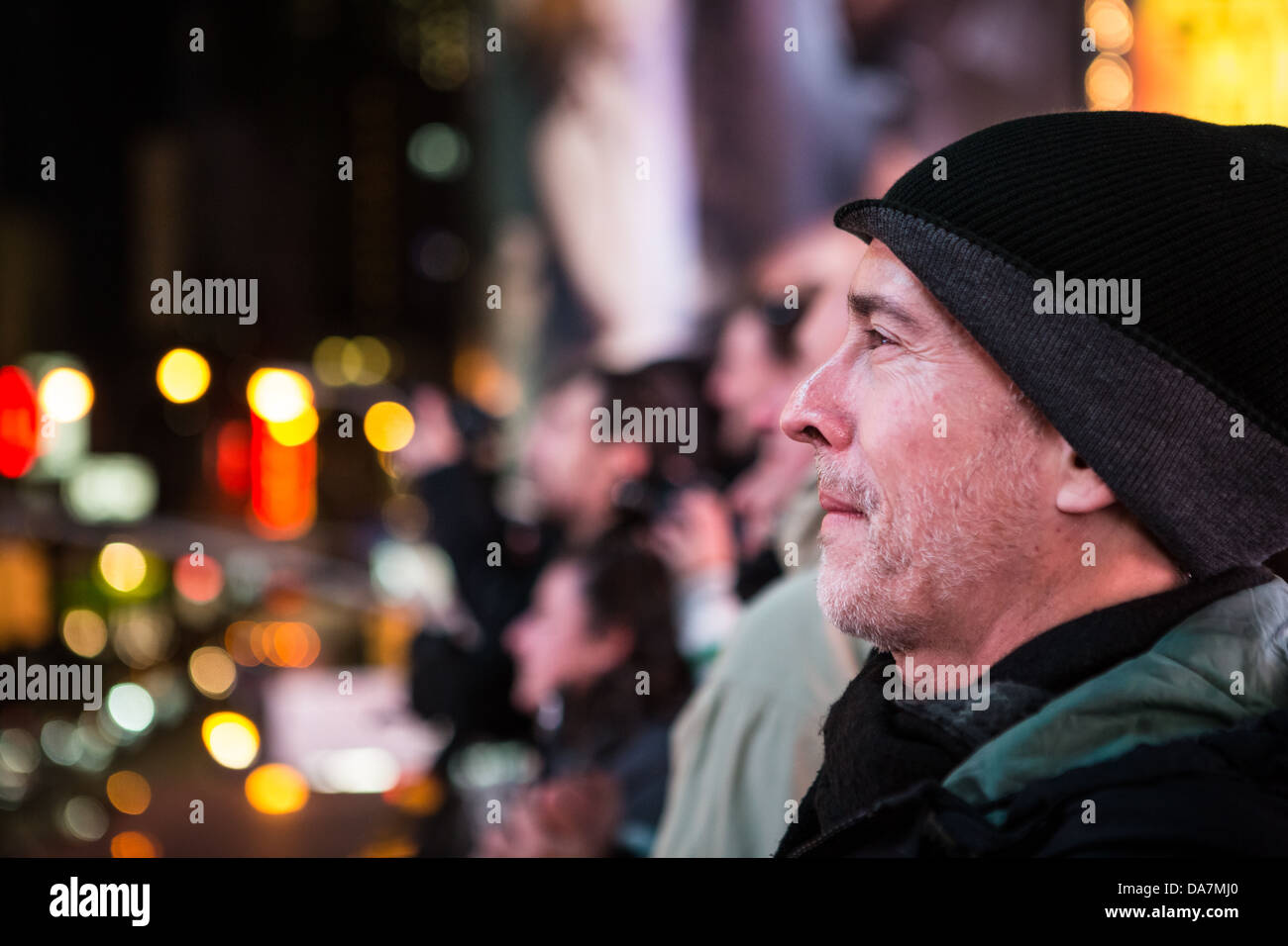 Portrait de profil d'un Times Square touristique avec les lumières de la ville en arrière-plan Banque D'Images