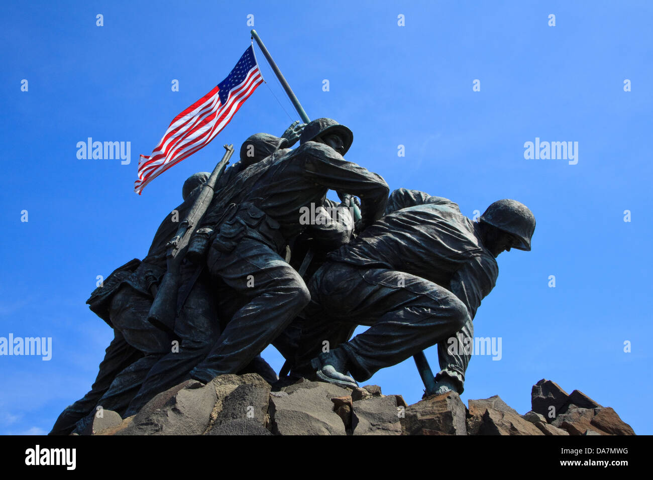 L'Iwo Jima Statue avec le drapeau américain à Arlington, VA, contre un ciel bleu Banque D'Images
