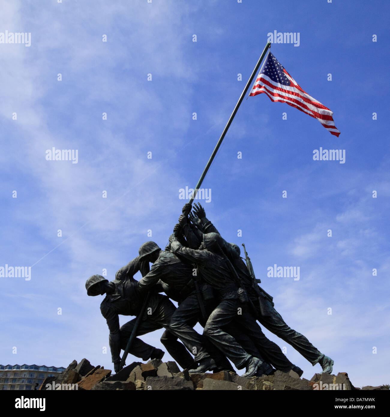 L'Iwo Jima Statue avec le drapeau américain à Arlington, VA, contre un ciel bleu Banque D'Images