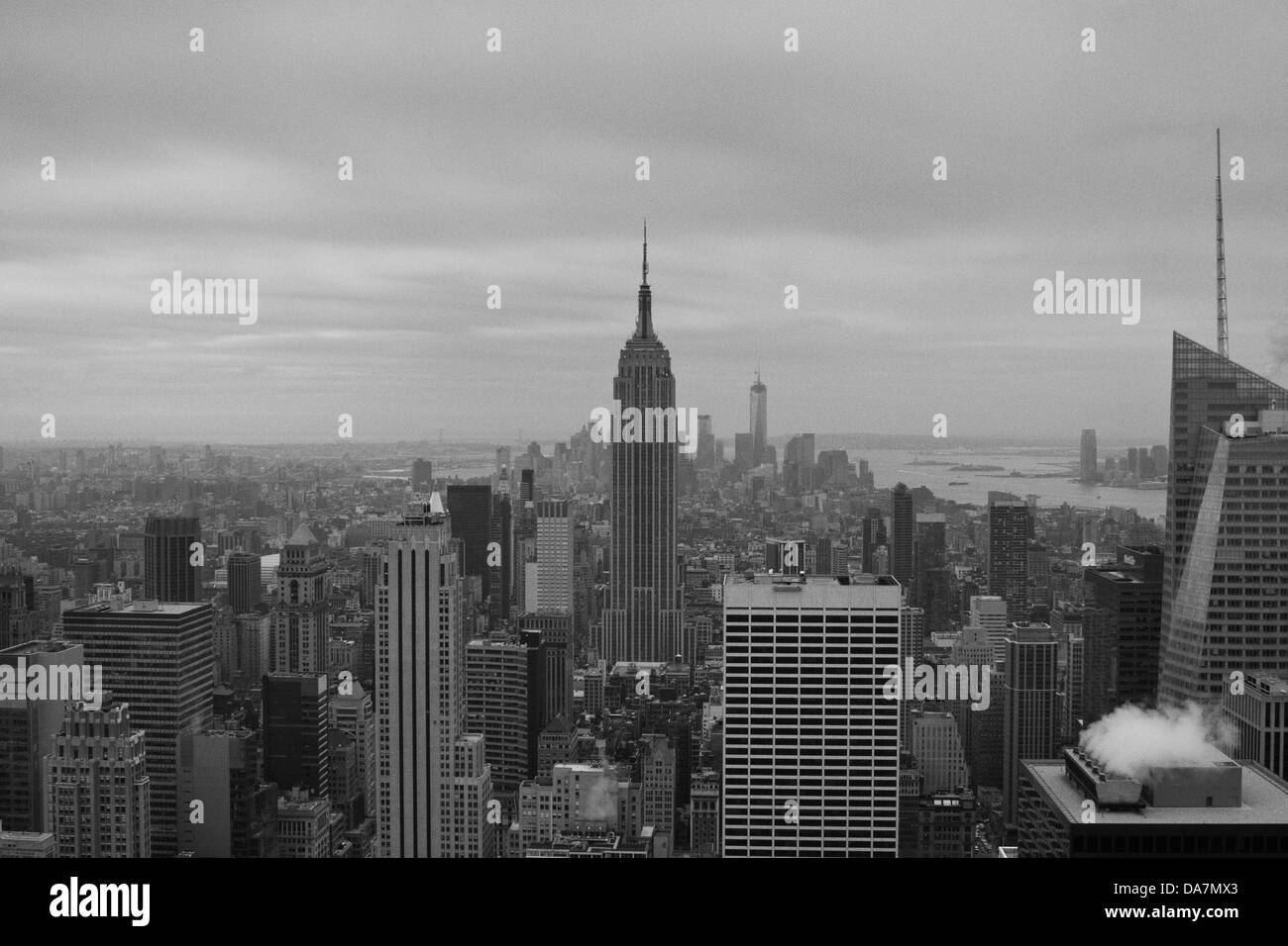 Empire State Building et Manhattan vue depuis le dessus de la plate-forme d'observation Rock Banque D'Images