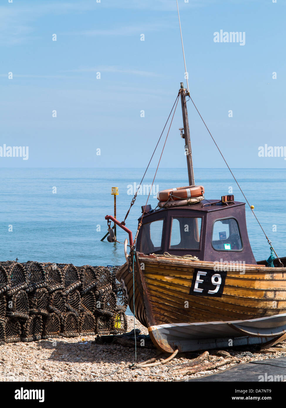 Bateau de pêche au homard et crabe/ casiers sur la plage de Sidmouth, Devon, Angleterre Banque D'Images