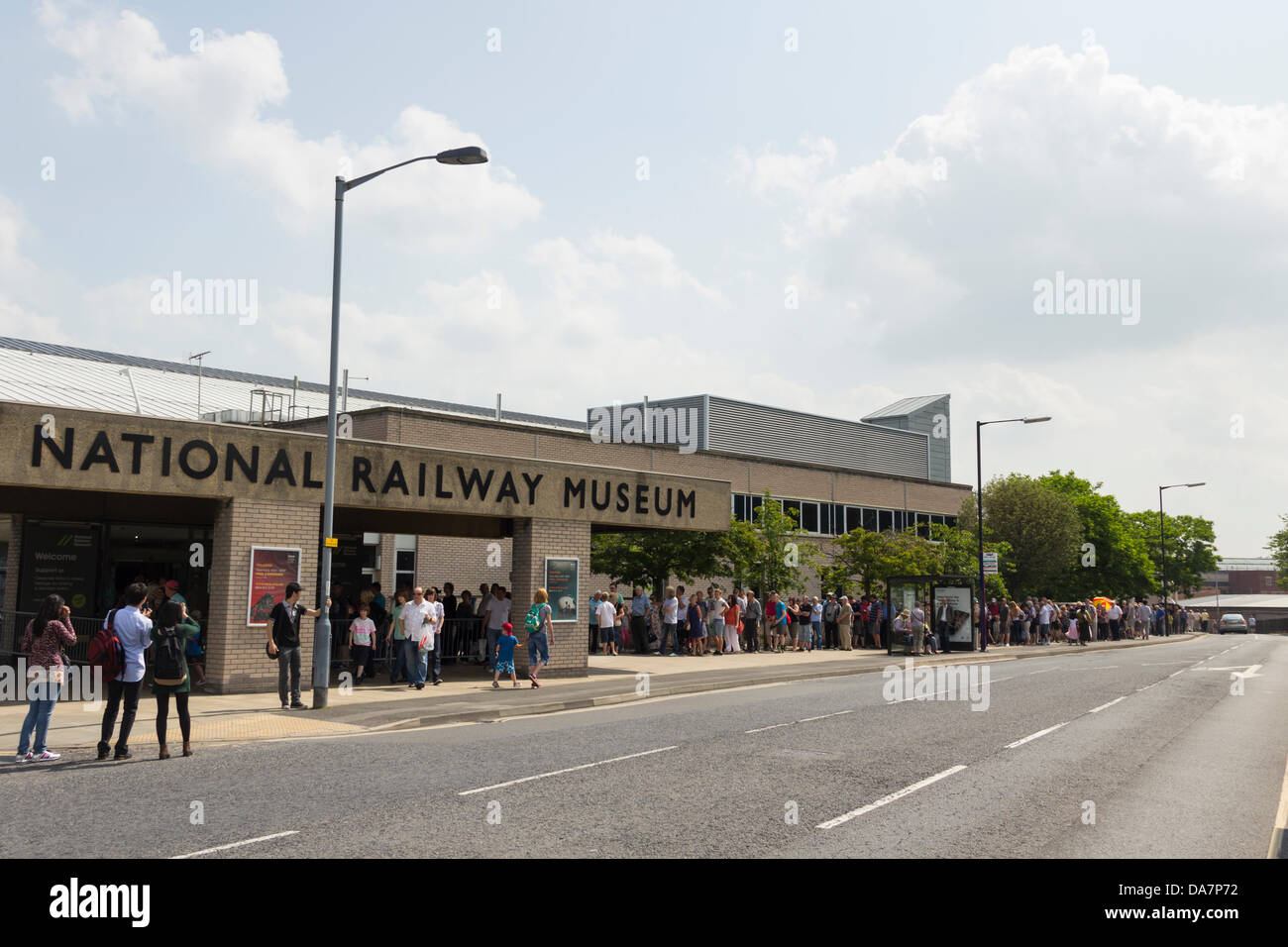 York, Royaume-Uni. 06 juillet 2013. Les amateurs de chemin de fer et les gens juste généralement intéressées par la queue jusqu'à une heure pour entrer dans le UK National Railway Museum à York pour voir la A4 moteur à vapeur Pacific Gresley 'Mallard' à la 'Mallard 75. Mallard établit le record mondial pour un train à vapeur à 126km/h le 3 juillet 1938. Elle a été rejoint à York pour "Le Grand Rassemblement" avec les six un survivant4 Pacifics sur l'écran ensemble. Les récentes préoccupations au sujet des coupes dans le financement de ce futur UK et d'autres musées scientifiques ont conduit à des spéculations sur la fermeture d'un ou de plusieurs. Crédit : Joseph Clemson/Alamy Liv Banque D'Images