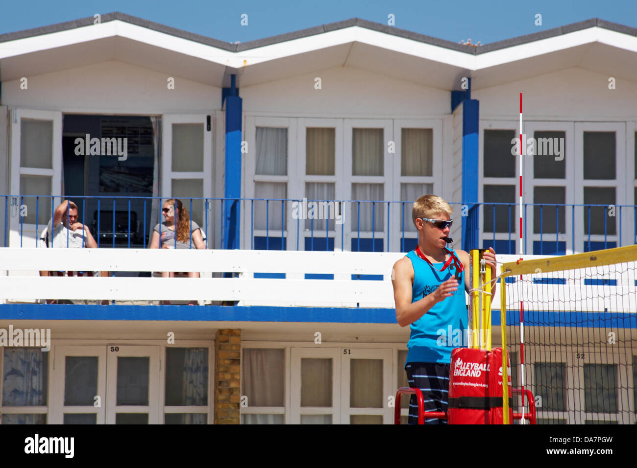 Bancs, Poole, Dorset, UK 6 juillet 2013. La Confédération européenne de volley-ball CEV a choisi de soutenir les bancs de beach-volley Festival dans le cadre de son initiative jeunesse Festival de beach-volley dans une tentative de rendre plus accessible de volley-ball de plage dans chaque pays à travers l'Europe sans distinction d'âge ou de la capacité. Credit : Carolyn Jenkins/Alamy Live News Banque D'Images