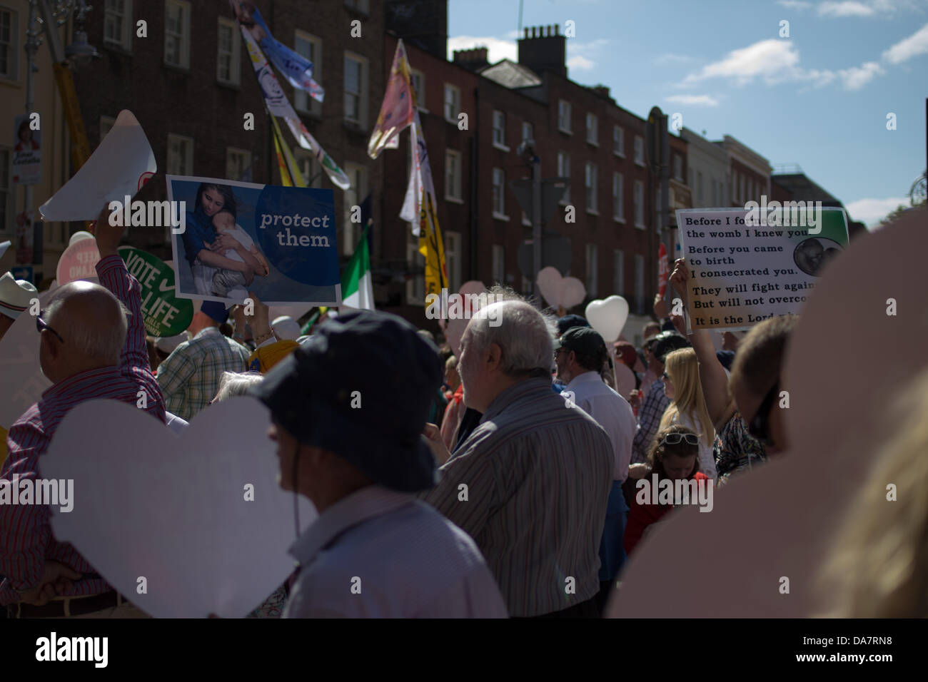 Pro Vie (anti avortement) participants se sont rassemblés dans le centre-ville de Dublin contre le projet de loi sur l'avortement d'être discutés et votés pour en ce moment dans les chambres de l'Oireachtas (Parlement irlandais). 6 juillet 2013, Dublin, Irlande. Banque D'Images