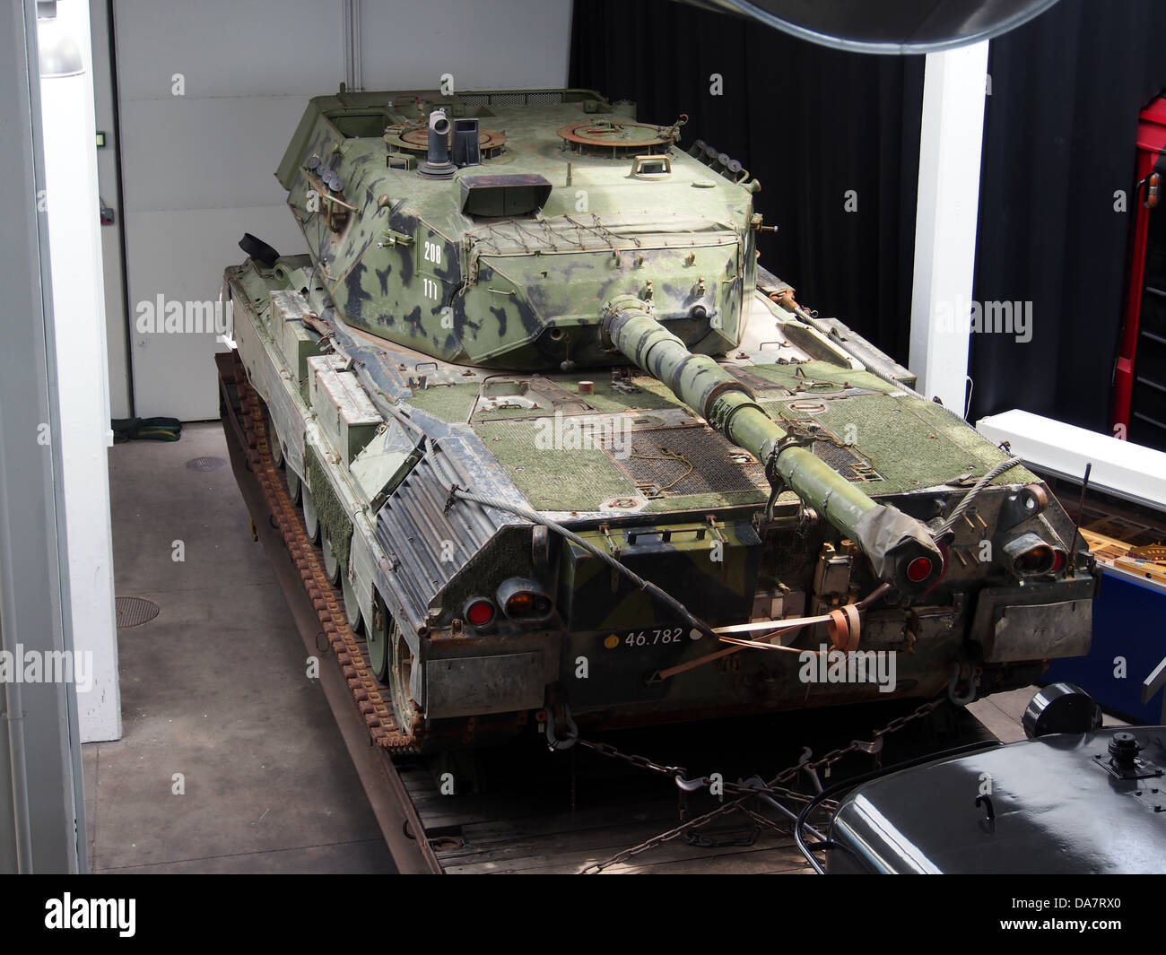 Un wagon à plateau DSB 33 86 473 3 105-1 transportant un char Leopard, présentant la logistique militaire et la technologie de transport pour l'équipement lourd. Banque D'Images