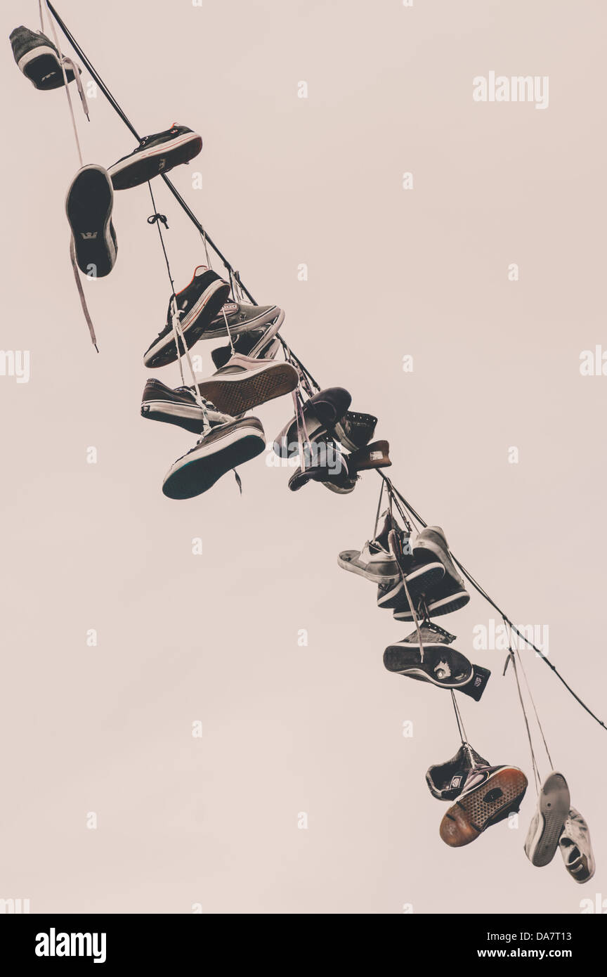 Des chaussures de course suspendu à un câble Banque D'Images