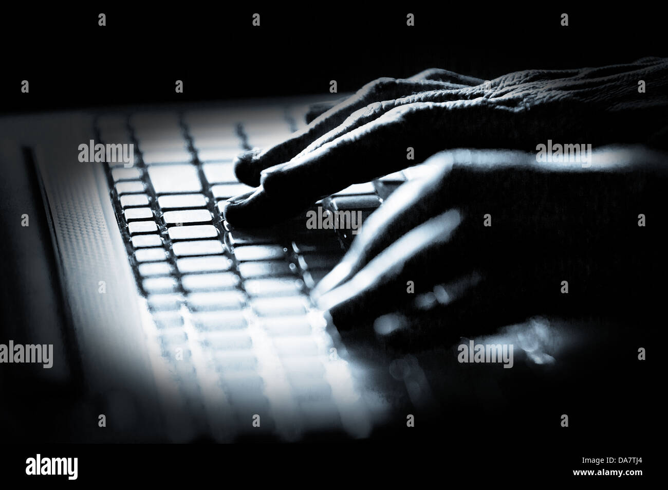 Concept photo en noir et blanc à contraste élevé du hacker de doigts sur le clavier Banque D'Images