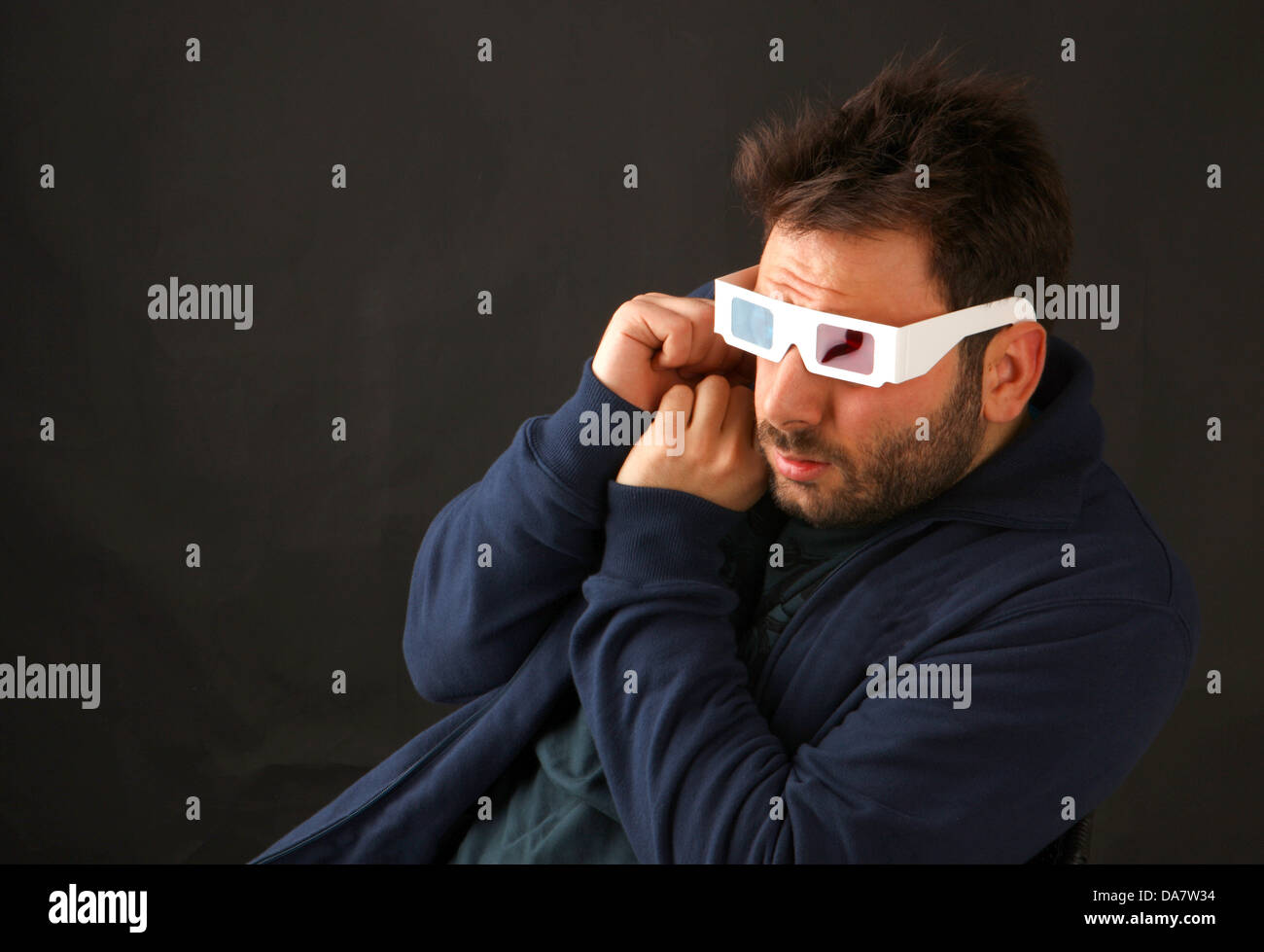 Portrait d'un jeune homme portant des lunettes 3D Banque D'Images