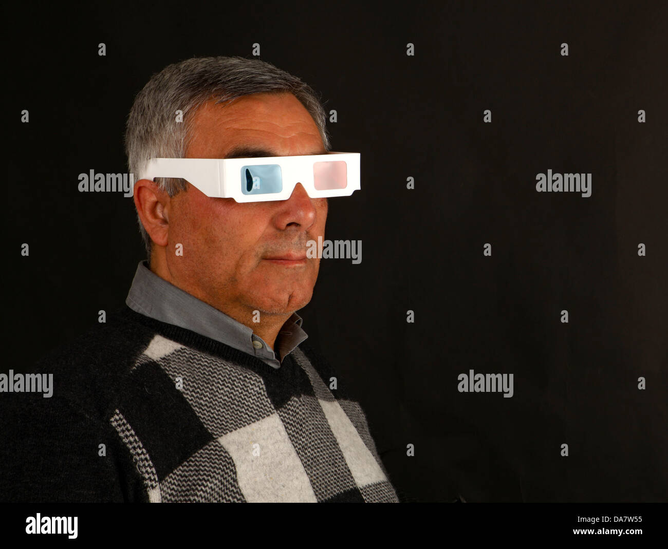 Portrait d'un homme portant des lunettes 3D Banque D'Images