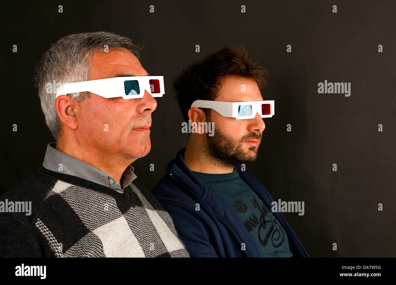 Deux hommes portant des lunettes 3D sur fond noir Banque D'Images