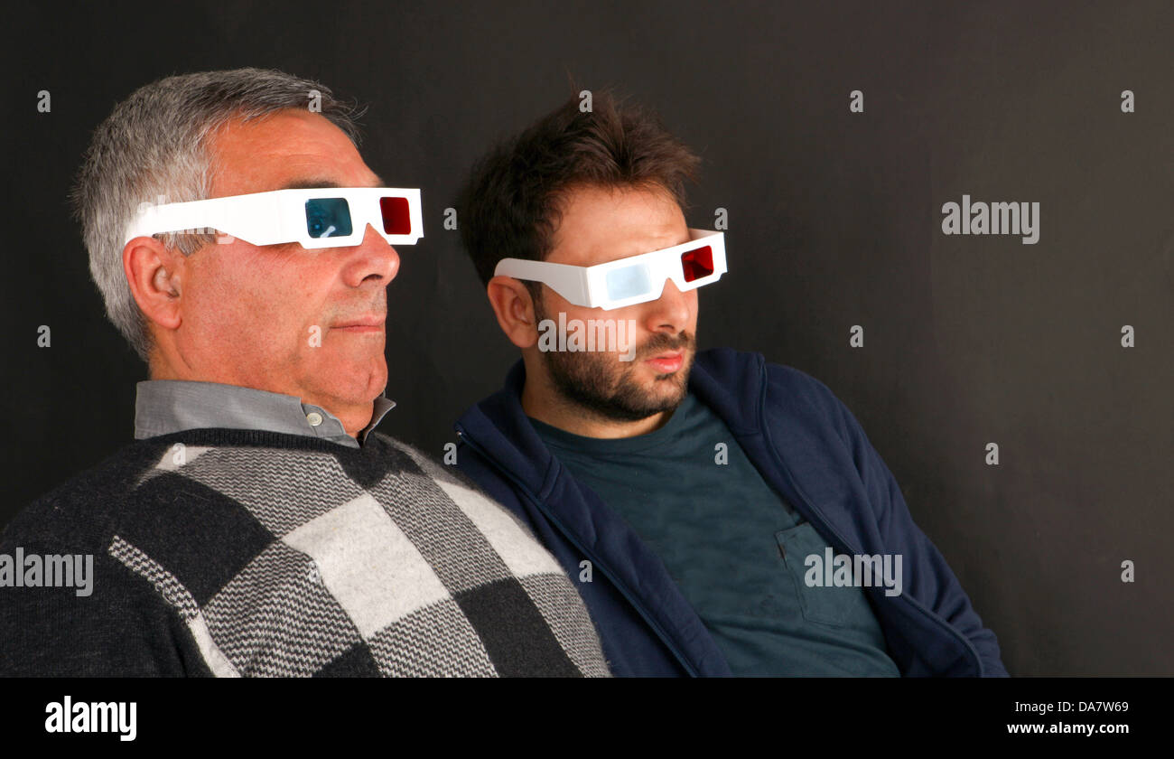 Deux hommes portant des lunettes 3D sur fond noir Banque D'Images