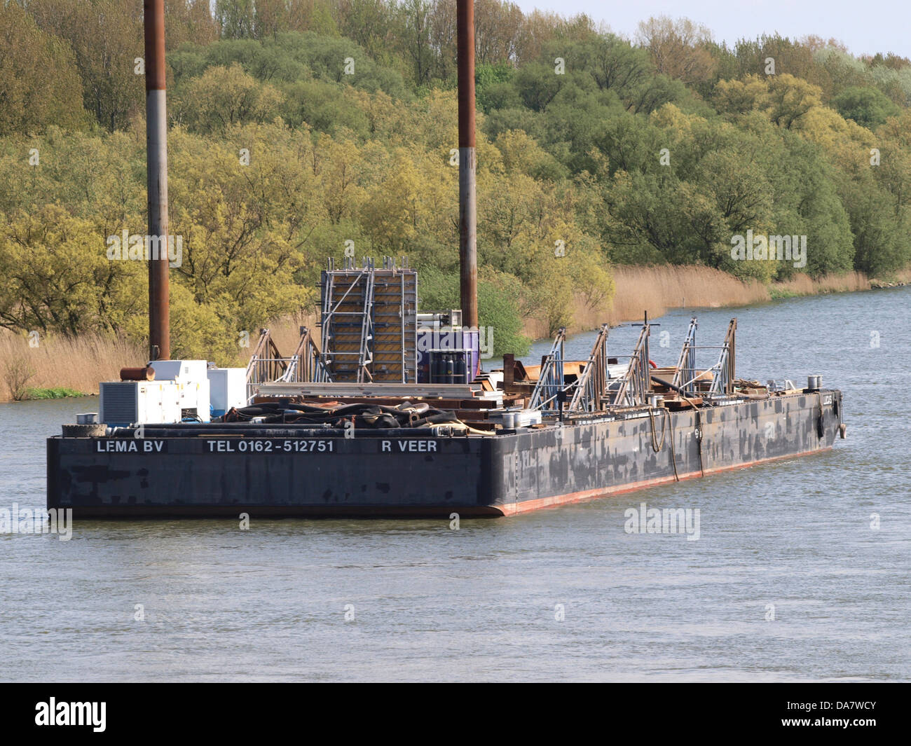 *Lucas* est une barge fluviale conçue pour transporter des marchandises le long des voies navigables. Le navire présente une conception typique de barge utilisée pour un transport efficace dans les rivières et les canaux, mettant l'accent sur sa construction pratique et son utilisation fonctionnelle pour la navigation intérieure. Banque D'Images