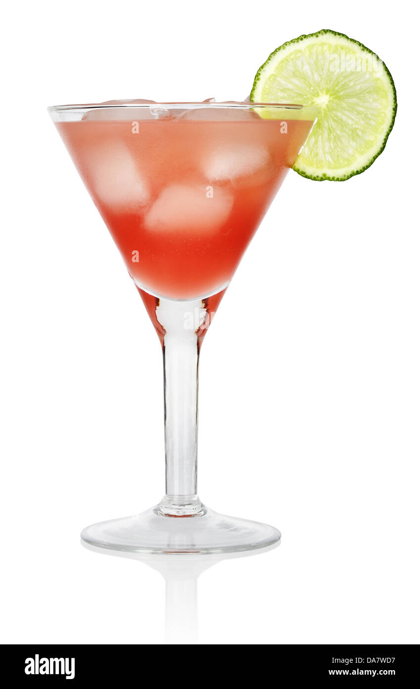 Cocktail Cosmopolitan rouge avec une tranche d'une lime, isolé sur fond blanc Banque D'Images