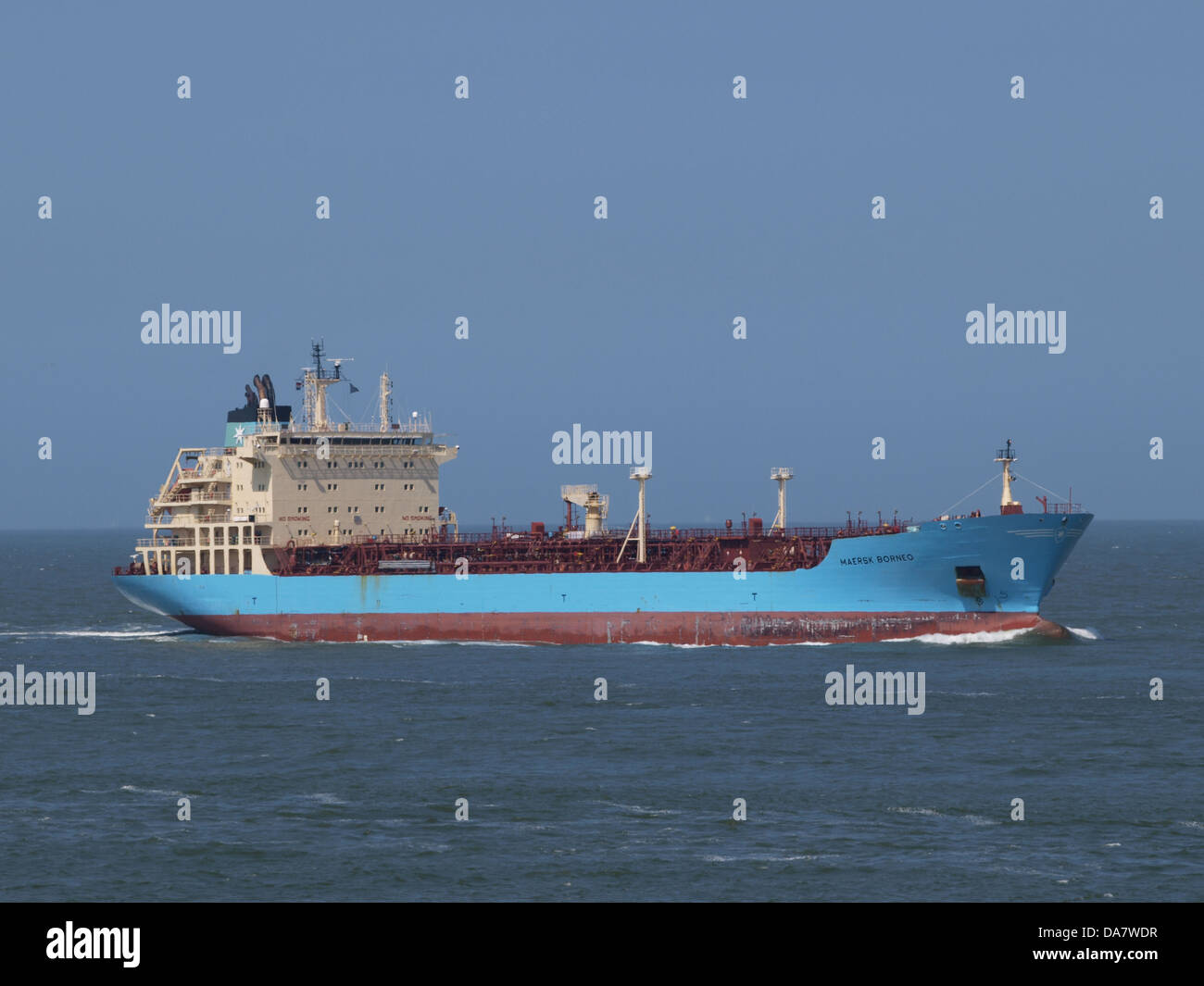 Le Maersk Borneo est un porte-conteneurs portant le numéro IMO 9341445, connu pour son rôle opérationnel dans la logistique mondiale. Il fait partie de la flotte de Maersk Line, l'une des plus grandes entreprises de transport maritime par conteneurs au monde. Le navire joue un rôle crucial dans le transport de marchandises à travers les eaux internationales, fournissant des services de transport maritime fiables. Banque D'Images