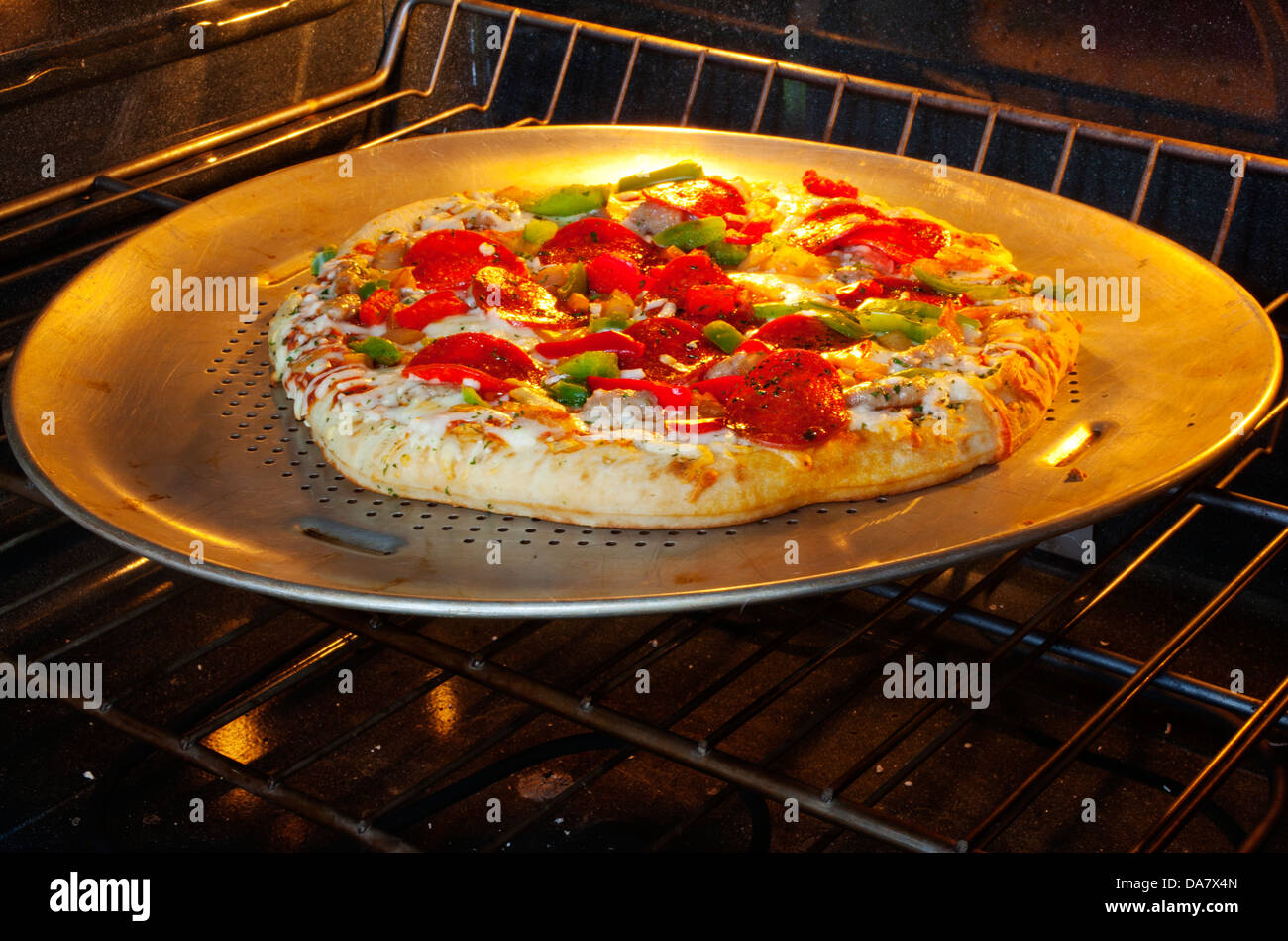 Une pizza congelée dans un four de cuisson Photo Stock - Alamy
