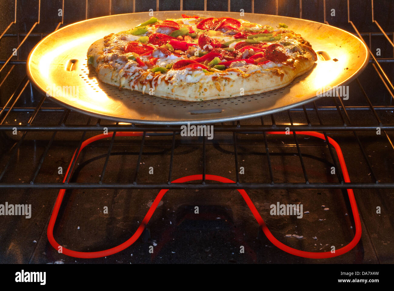 Une pizza congelée dans un four de cuisson Photo Stock - Alamy