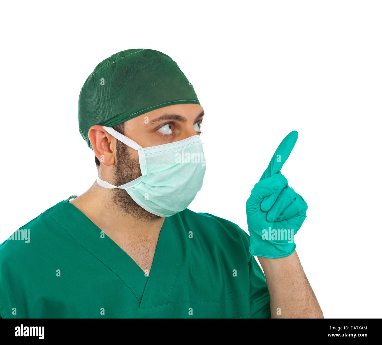 Beau jeune chirurgien pointant sur fond blanc Banque D'Images