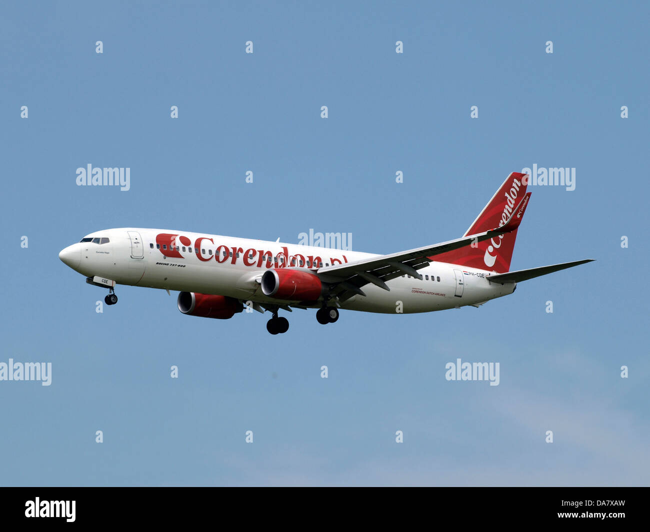 Le Boeing 737-800 de Corendon Dutch Airlines, immatriculé pH-CDE, est capturé à l'atterrissage à l'aéroport d'Amsterdam-Schiphol, mettant en valeur son rôle dans l'aviation commerciale en tant qu'avion de ligne de moyenne portée desservant les liaisons européennes. Banque D'Images