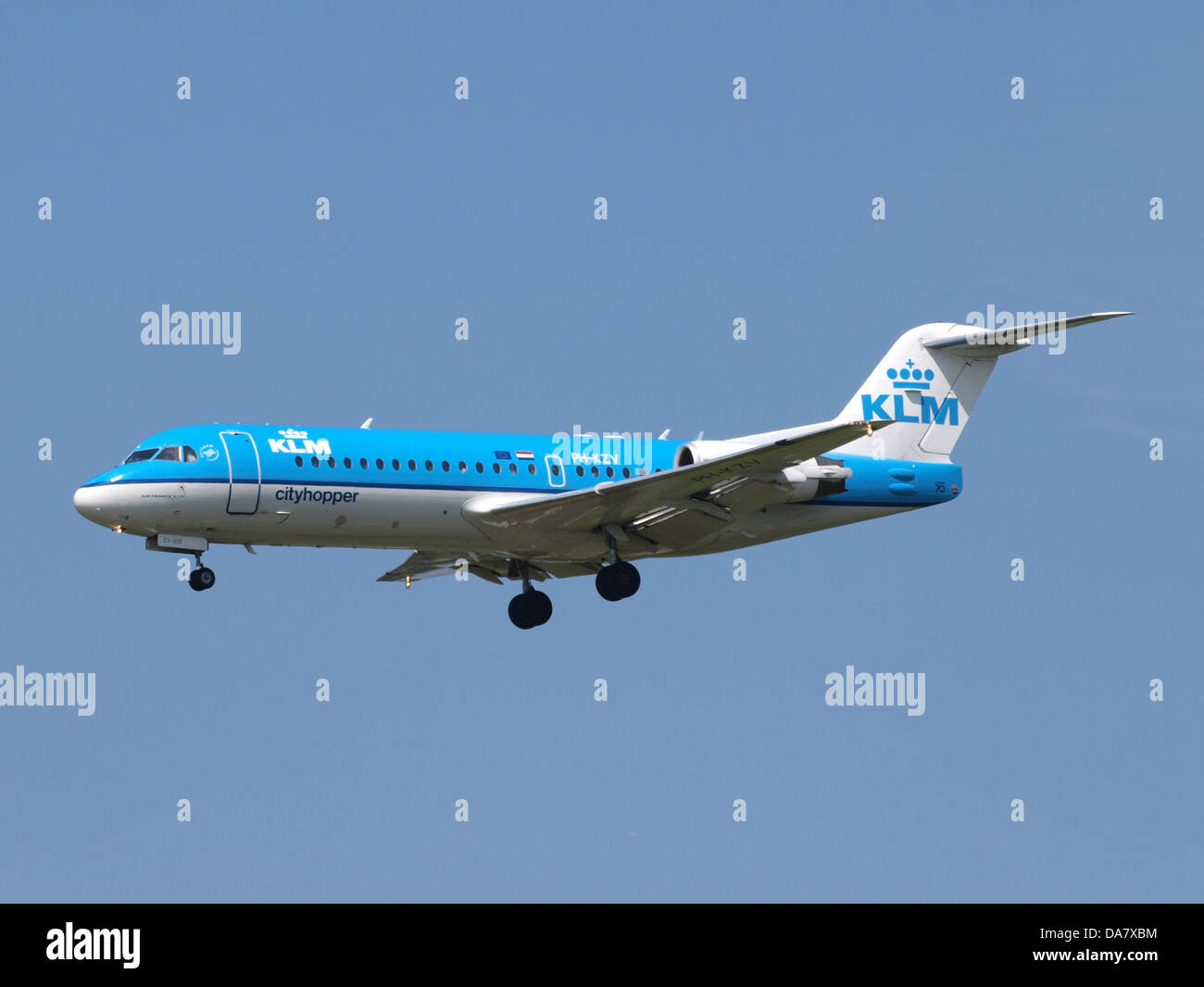 PH-KZV est un avion Fokker 70 exploité par KLM Royal Dutch Airlines, couramment utilisé pour les vols court et moyen-courriers. Cet avion particulier peut être vu atterrir ou décoller à l'aéroport de Schiphol, le principal aéroport international des pays-Bas. Banque D'Images