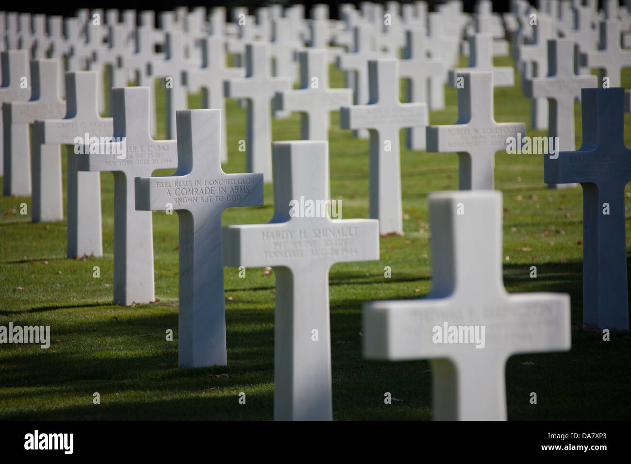 Une vue rapprochée d'une croix à la Normandy American Cemetery and Memorial qui est un cimetière de la Seconde Guerre mondiale. Banque D'Images