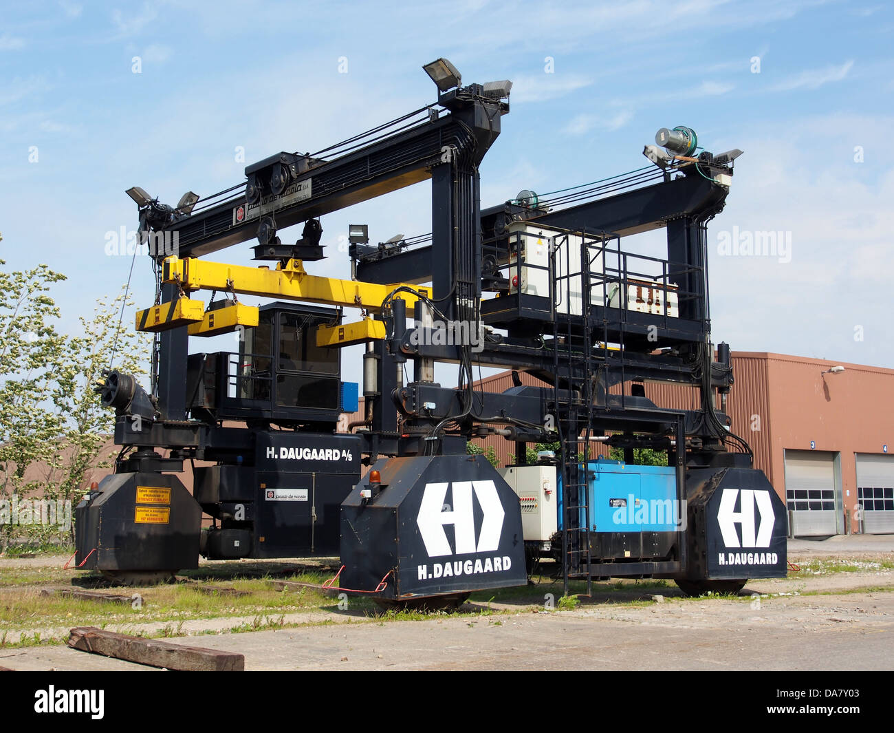 La grue à portique à bandage en caoutchouc (RTG) est un type de grue utilisé pour la manutention de conteneurs dans les ports. Il est connu pour sa capacité à transporter efficacement de grands conteneurs de fret. Banque D'Images