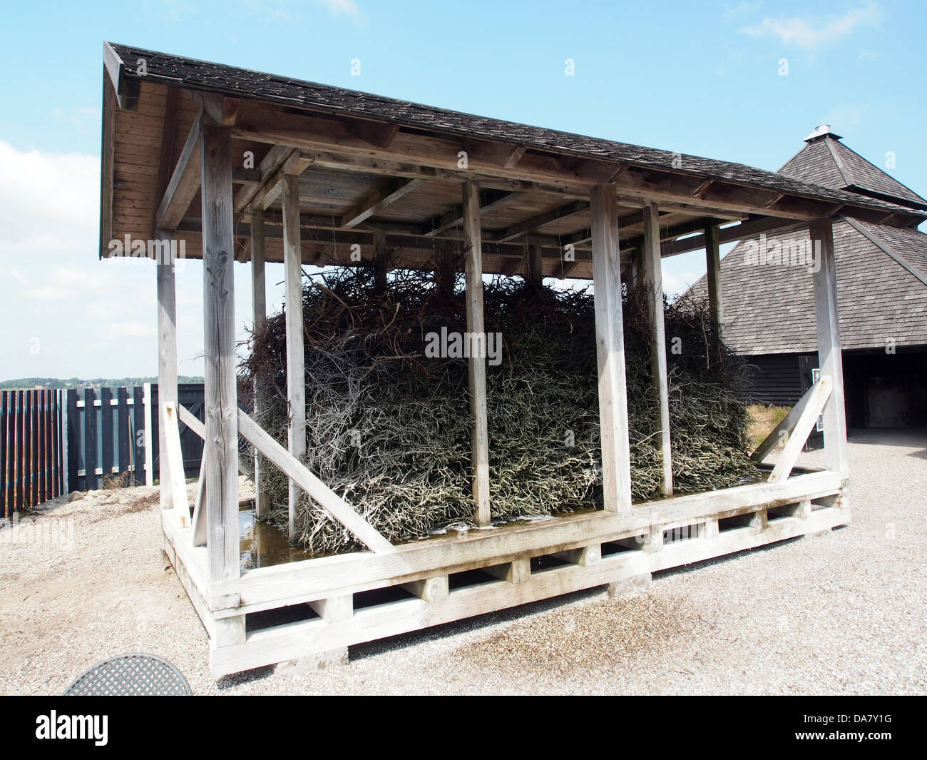 Le Saltzmuseum de Mariager présente une exposition sur les murs d'évaporation, qui sont utilisés dans les processus de production de sel. L'exposition met en évidence les méthodes historiques de la région pour récolter le sel à partir de techniques d'évaporation. Banque D'Images