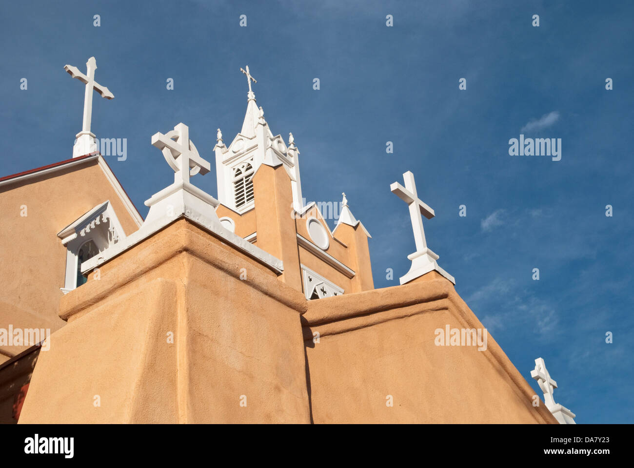 Le ciel à la recherche, à l'église de San Felipe de Neri dans Old Town, Albuquerque, on peut voir un mélange de styles architecturaux. Banque D'Images