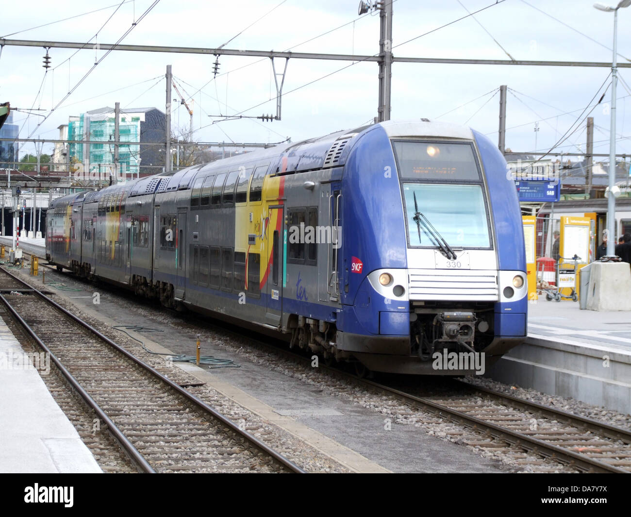 SNCF 330 fait référence à un modèle de train historique utilisé par la Société nationale des chemins de fer français. Cette locomotive, connue pour son design élégant et ses performances, est devenue une partie notable de l'histoire ferroviaire française, reliant les grandes villes et favorisant la croissance industrielle. Banque D'Images