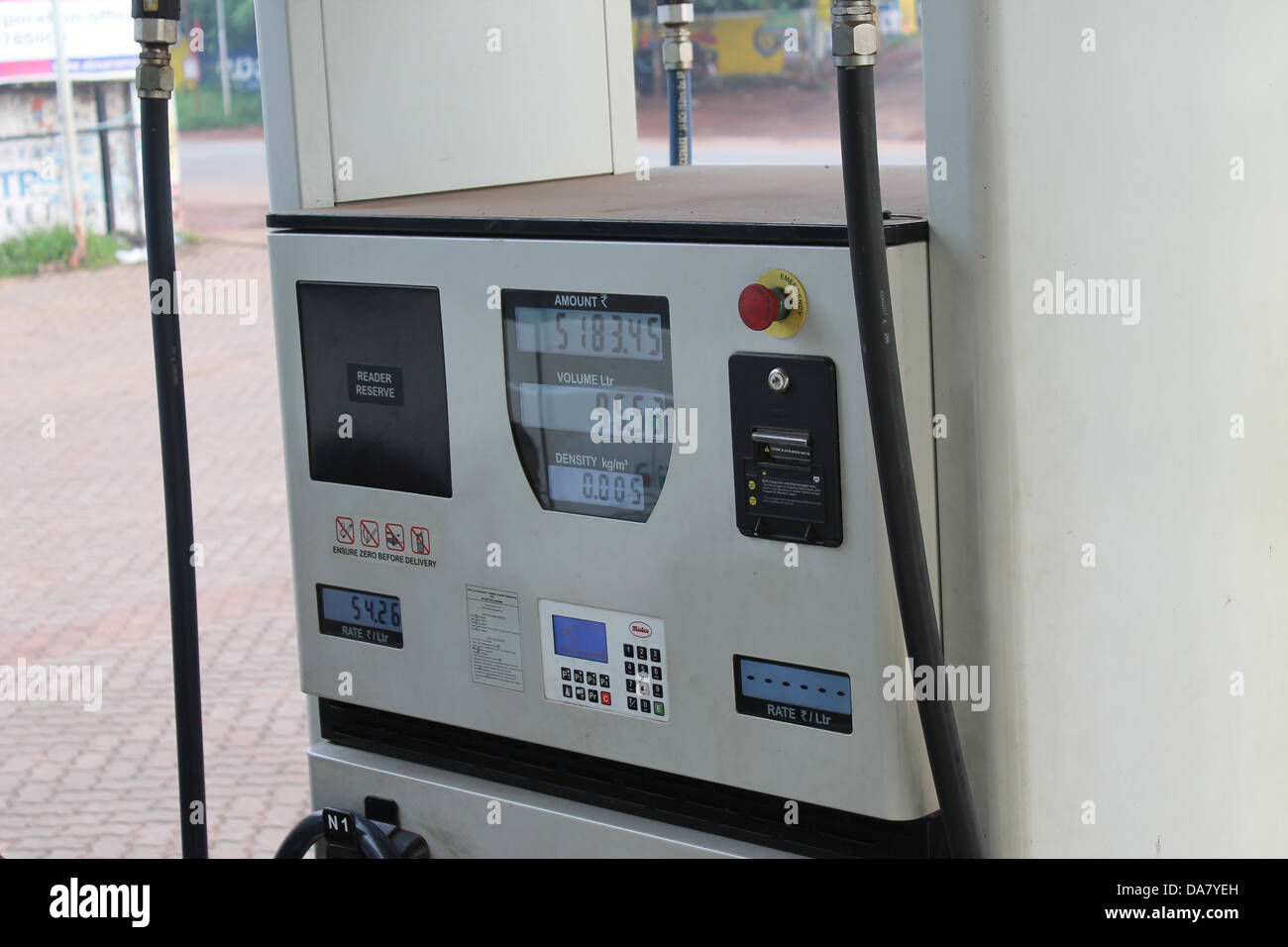 Partie d'une unité de remplissage diesel montrant l'unité de combustible remplie et le détail des prix Banque D'Images