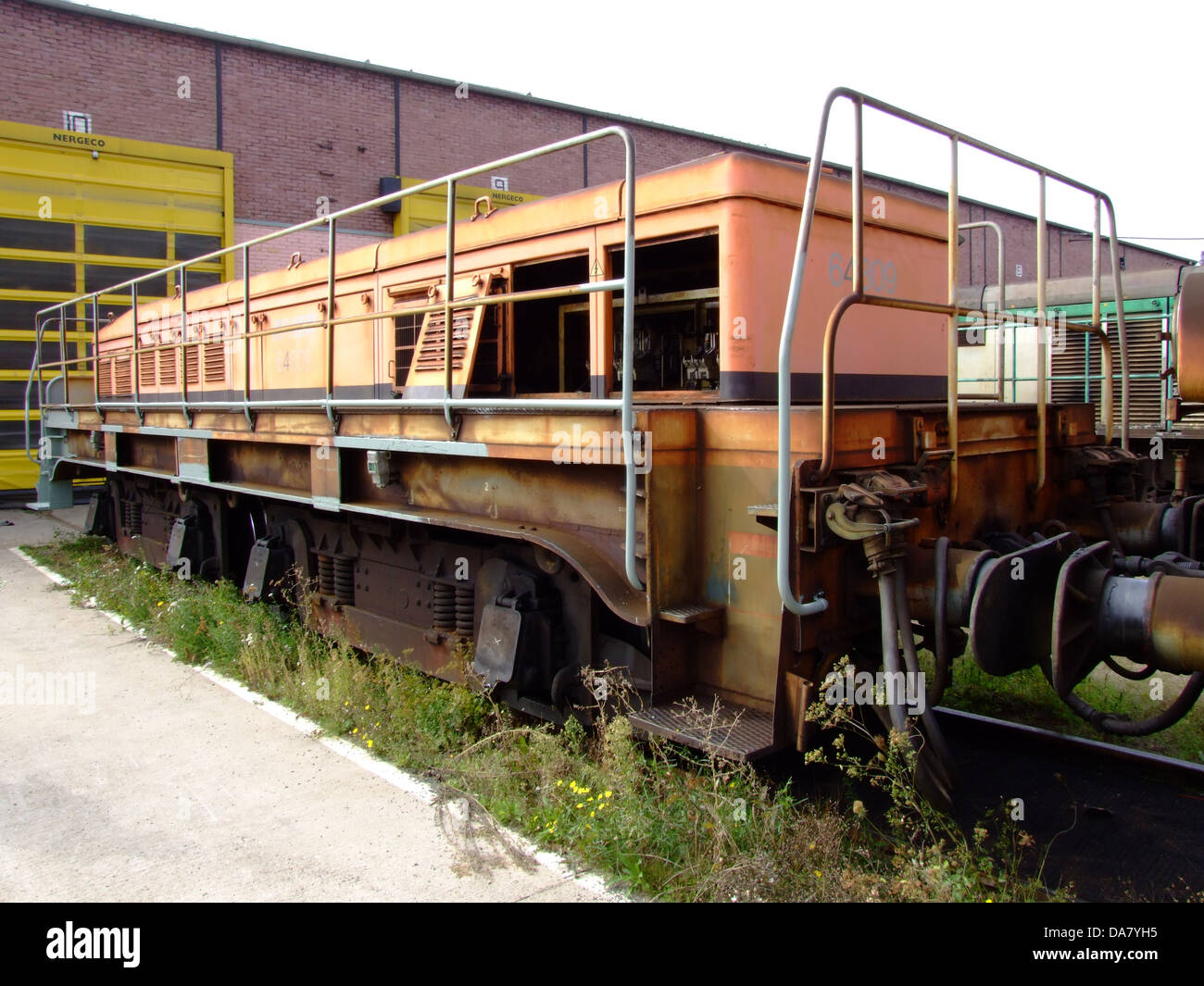 Cette photographie montre la SNCF 64809, une locomotive utilisée dans le système ferroviaire français. La SNCF (Société nationale des chemins de fer Français) exploite le réseau ferroviaire national français, assurant des services de transport de passagers et de marchandises sur l'ensemble du territoire. Banque D'Images Cette photographie montre la SNCF 64809, une locomotive utilisée dans le système ferroviaire français. La SNCF (Société nationale des chemins de fer Français) exploite le réseau ferroviaire national français, assurant des services de transport de passagers et de marchandises sur l'ensemble du territoire. Banque D'Images