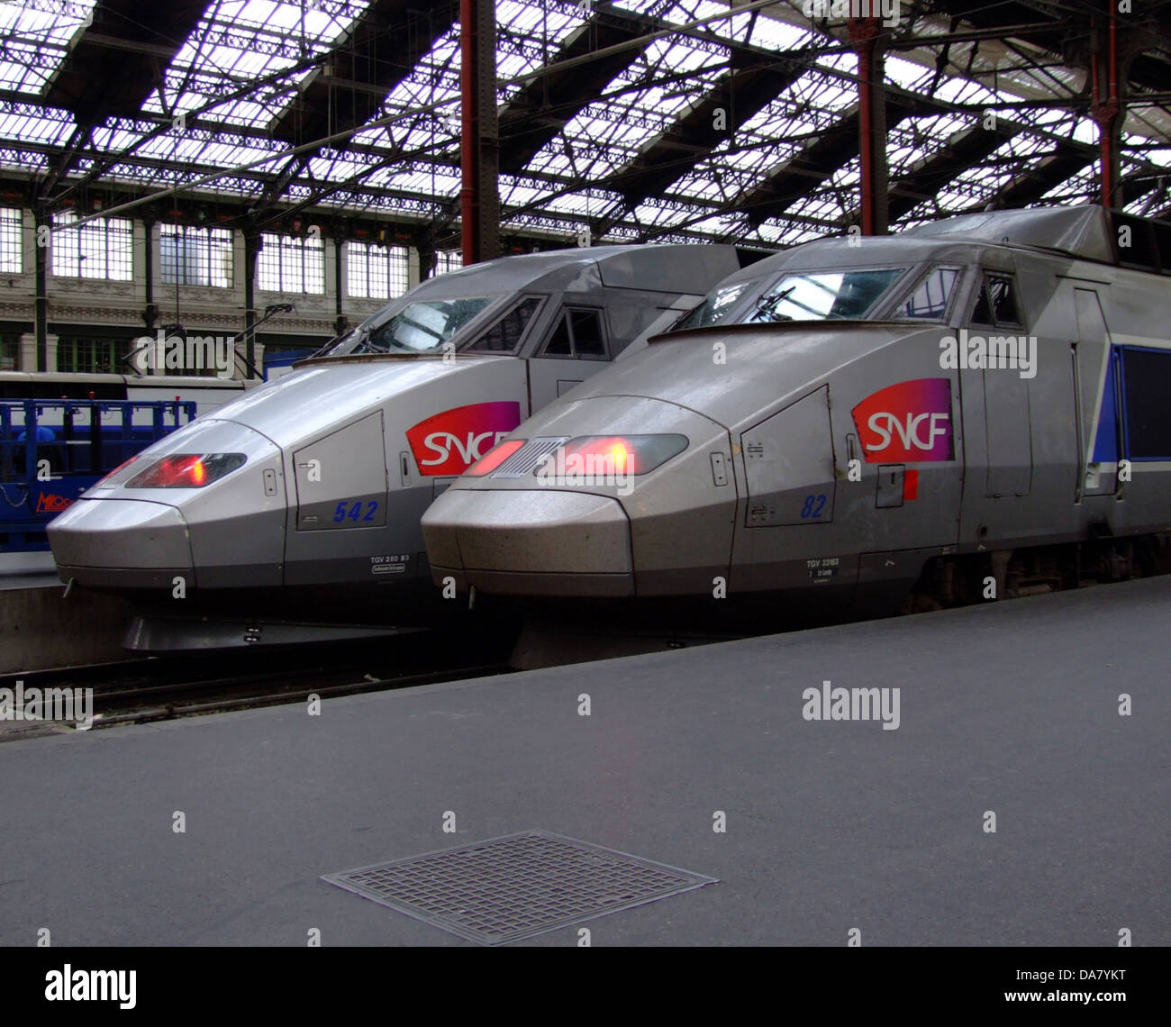 La SNCF 82 et la SNCF 542 sont des trains remarquables de la SNCF (SNCF), chacun représentant des époques et des philosophies de conception différentes de l'histoire ferroviaire française. Ils mettent en évidence les progrès réalisés dans la technologie et la conception des trains. Banque D'Images