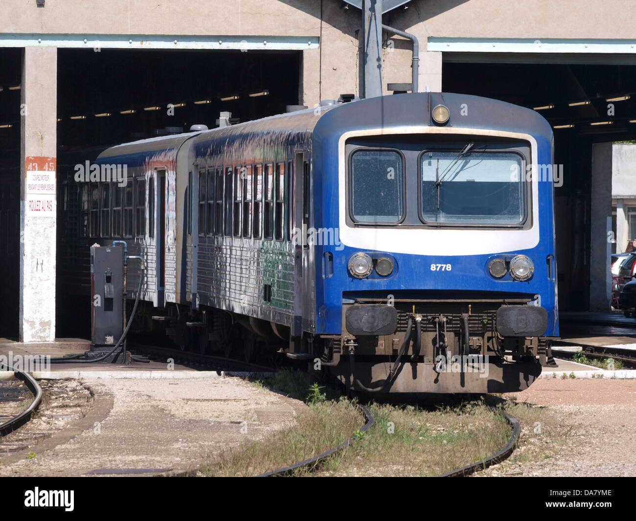 SNCF 8778, un train du système ferroviaire national français, est vu à la gare de Dijon en France. L’image capture un moment de voyage en train à travers cette ville historique, reflétant l’efficacité et la modernité du réseau ferroviaire français. Banque D'Images