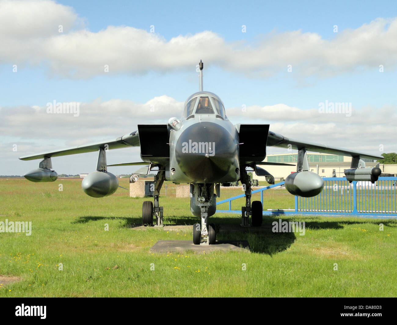 Le Tornado 44 96, un avion de l'armée de l'air allemande, est montré ici à la base aérienne de Jagel. Les tornades sont des avions de combat polyvalents et polyvalents utilisés pour la reconnaissance, les missions de frappe et la défense aérienne. L'avion fait partie intégrante de la stratégie de défense aérienne de l'OTAN. Banque D'Images