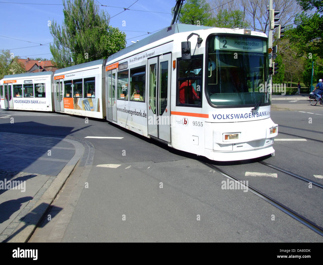 Cette image montre un tramway à Braunschweig, en Allemagne. Le tramway représente les transports en commun dans la ville, un mode de transport efficace et durable reliant des endroits clés de la zone urbaine. Les tramways sont un élément essentiel de l’infrastructure des transports publics de Braunschweig. Banque D'Images